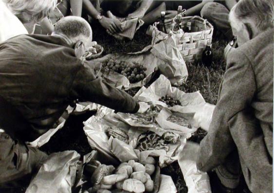 Exkursion nach Oberitalien 1956. Pick-nick der Fotoklasse, A. Willimann (links), H. Finsler (re…