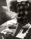 Le Corbusier arbeitet an der Collage Le Modulor im Atelierraum seines Appartement-Ateliers in d…