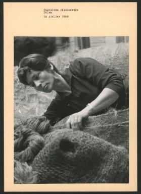 Magdalena Abakanowicz, Polen, im Atelier 1968