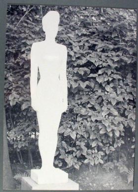 Vorderansicht Skulptur im Garten