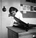 Fotoklasse 1948-1951: Lisi an der Schneidemaschine 