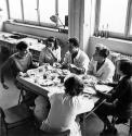 Fotoklasse 1948-1951: Unterdessen werden unsere Arbeitstische vorübergehend in Esstische verwan…