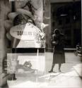 Fotoklasse 50 , Porträt ? mit Kamera durch Schaufenster fotografiert