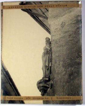 Bildnisse ; Skulptur an einer Hausecke