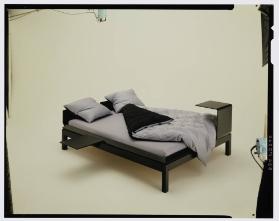 Bett mit Ablagen
