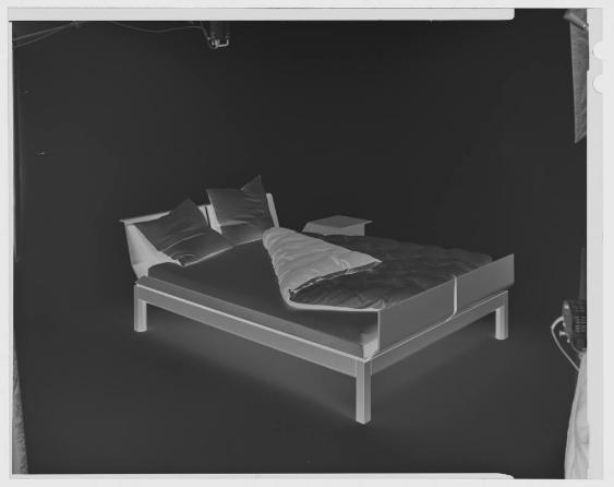 Bett mit Ablagen