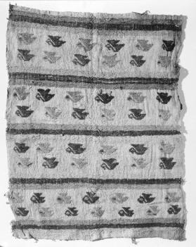 Teil eines Gewandes mit Streifen und Vögeln