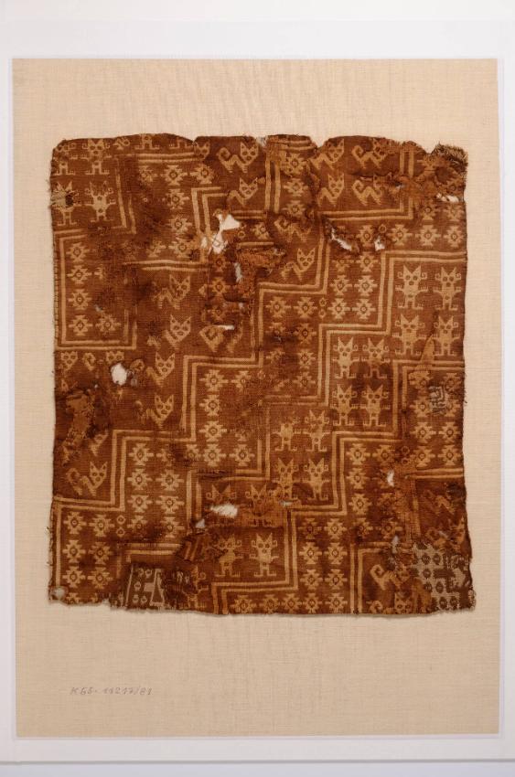 Gewebefragment mit Dämonen und Raubkatzen