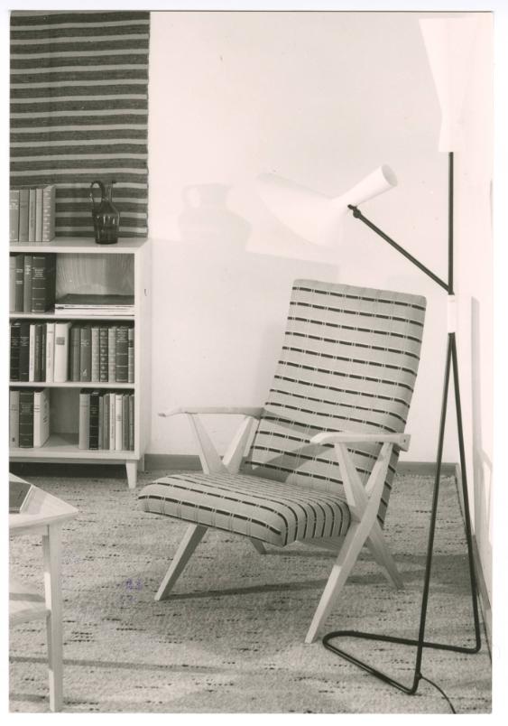 Armsessel und Stehleuchte