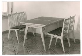 Esstisch und Stühle
