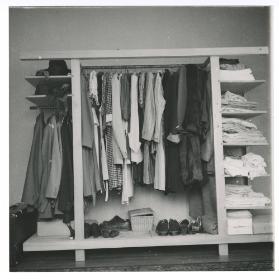 Kleiderschrank ohne Umhüllung