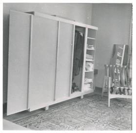 Kleiderschrank mit Umhüllung