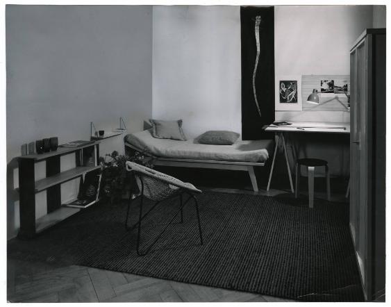 Zimmer eines Gärtnerlehrlings mit einfachstem Mobiliar