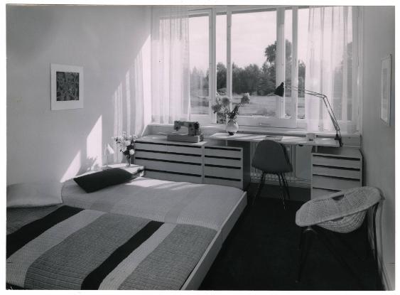 Schlafraum mit Arbeitszimmer für Hausfrau (Interbau Berlin 1957)