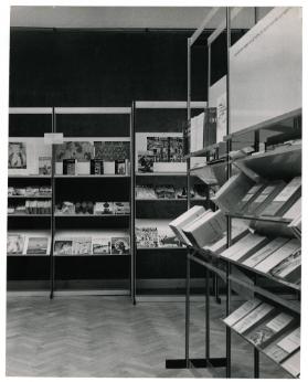 Ausstellungsgestelle und Vitrinen 