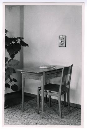 Stuhl und Schultisch