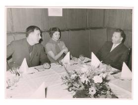 [Hans Neuburg (links) und Nelly Rudin (Mitte) bei der Jurierung des Schwaben-Bräu Gestaltungswettbewerbs]