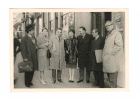 [Hans Neuburg und Nelly Rudin (3. und 4. v.l.) bei der Jurierung des Schwaben-Bräu Gestaltungswettbewerbs]