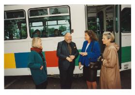 [Sonderbemalung eines VBZ-Trams der Linie 2]
