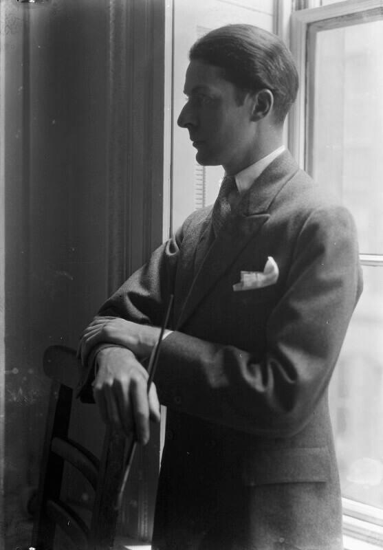 Foto: Howard Coster, 1927 © National Portrait Gallery, London
Quelle: https://www.npg.org.uk/c…