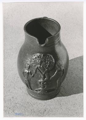 Krug mit Abbildung des Sündenfalls