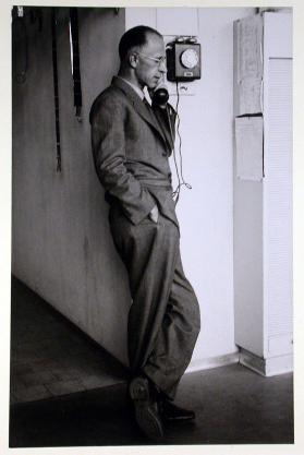 Alfred Willimann am Telefon im Klassenzimmer der Fotoklasse