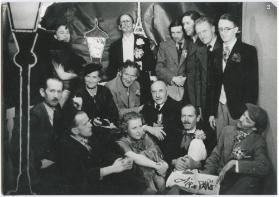 Gruppenporträt der Lehrer am Schulfest "L'Air de Paris" im Kunstgewerbemuseum