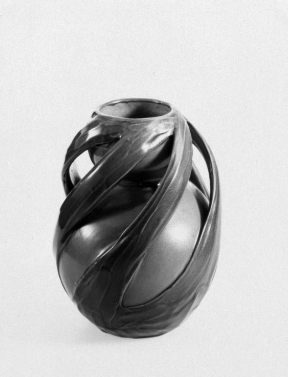 Vase mit spiraligen Stegen