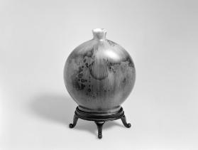 Kugelvase auf Holzständer