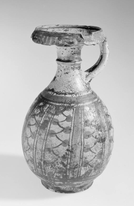 Krug mit trichterförmiger Mündung