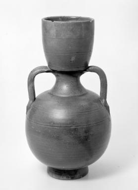 Krug mit becherförmiger Mündung