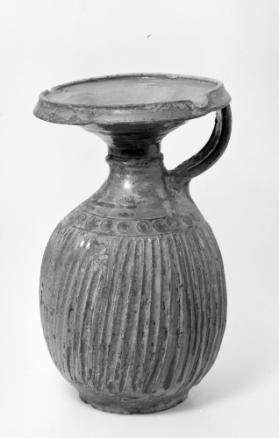 Krug mit trichterförmiger Mündung