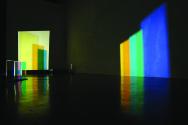 03 : Teilfarben 2; Installation FarbLichtLabor, 2006 ; 4m x 12m / 1 Diaprojektor 4 Dichroidgläs…