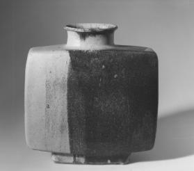 Grosse quaderförmige Vase