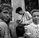 Fotoklasse 1948 - 1951; Serge Libiszewski mit Kamera, umringt von Kindern auf Exkursion in Vene…