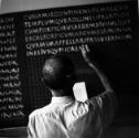 Fotoklasse 1948 - 1951; Alfred Willimann an der Wandtafel im Unterricht 