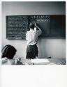 Fotoklasse 1948 - 1951; Alfred Willimann an der Wandtafel im Unterricht