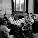 Fotoklasse 1948 - 1951; Fotoklasse Kaffeepause, um einen Tisch gruppiert (v.l.n.r.): Regula Fin…