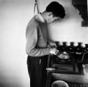 Fotoklasse 1948 - 1951; Serge Libiszewski bereitet Spiegeleier zu Klassenzimmer Fotoklasse