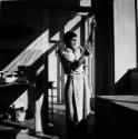 Fotoklasse 1948 - 1951; Philipp Giegel prüft Material am Licht des Atelierfensters im Klassenzi…