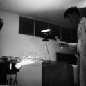 Fotoklasse 1948 - 1951; Serge Libiszewski bei Materialexperimenten auf einer von unten beleucht…
