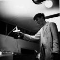 Fotoklasse 1948 - 1951; Serge Libiszewski giesst eine Flüssigkeit aus einem Reagenzglas auf ein…