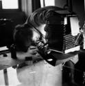 Fotoklasse 1948 - 1951; Margot Koch - Ruthe arrangiert Zündhölzer auf einer Glasplatte im Klass…