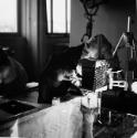Fotoklasse 1948 - 1951; Margot Koch - Ruthe stellt Kamera ein für eine Aufnahme eines Zündholz …