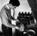 Fotoklasse 1948 - 1951; Serge Libiszewski bereitet Spiegeleier zu Klassenzimmer Fotoklasse