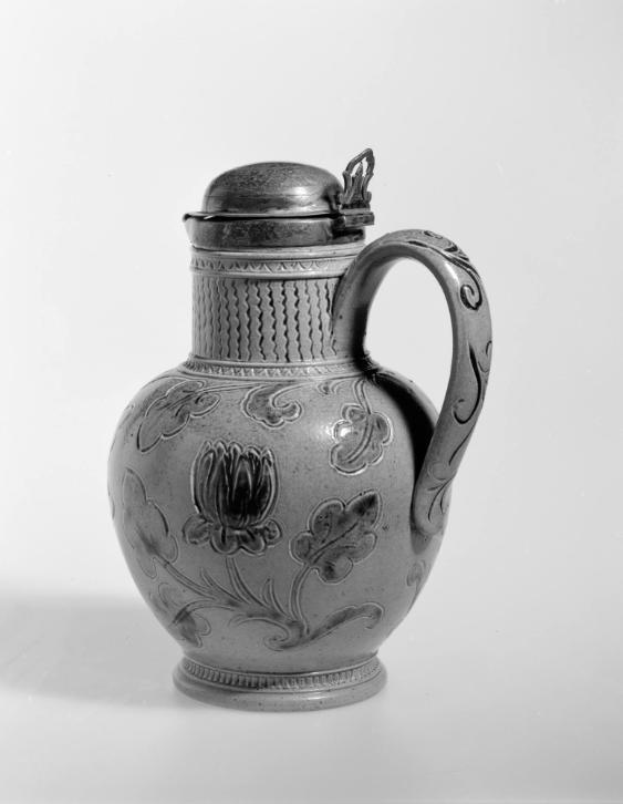 Bierkrug mit Deckel