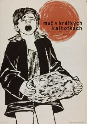 Muž v krátkých kalhotkách