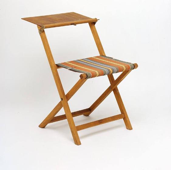 Klapphocker mit Ablage