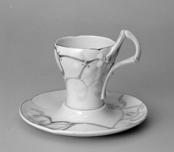 Tasse und Untertasse mit Misteldekor