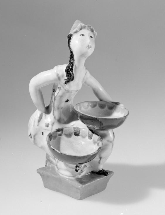 Weibliche Figur mit Schalen